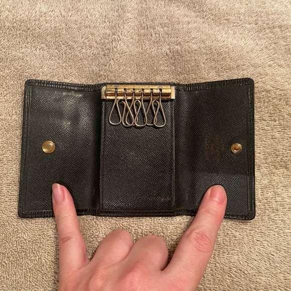 Louis Vuitton Black Epi Leather 6 Key Case - Picture 14 of 16